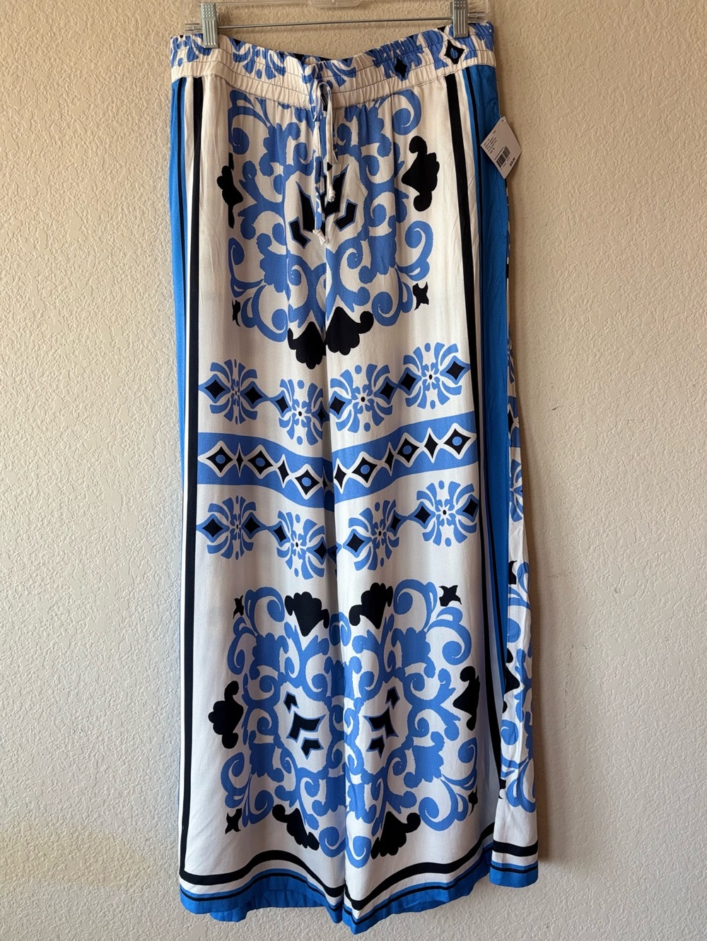 JW Styles Wome Brand: JW Styles
Size: Largn Large Blue & White Palazzo Pants NWT